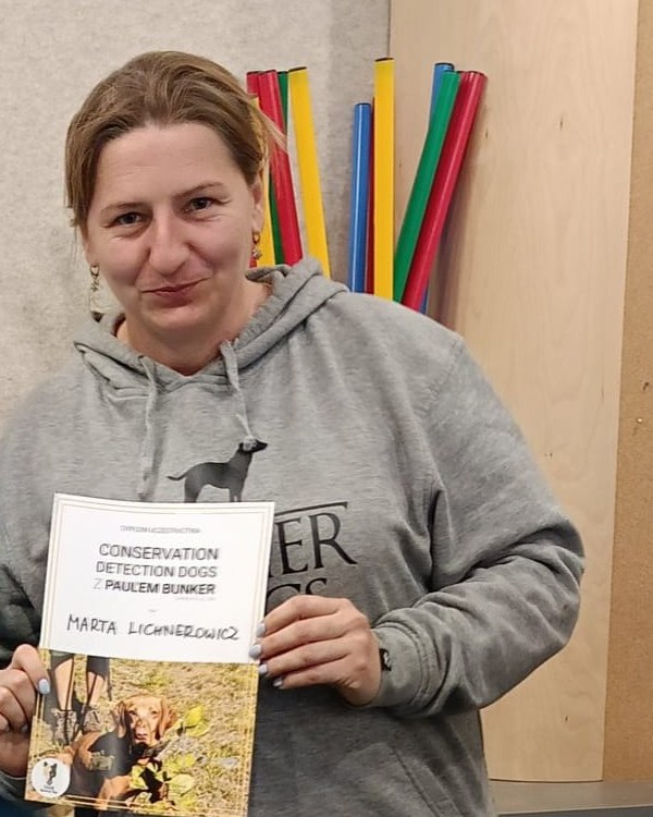 Marta Lichnerowicz z dyplomem szkolenia Conservation Detection Dogs